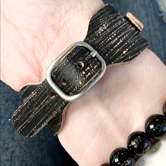 Unisex Handmade Be Strong & Courageous Leather Cuff Bracelet - Picture 4 of 8